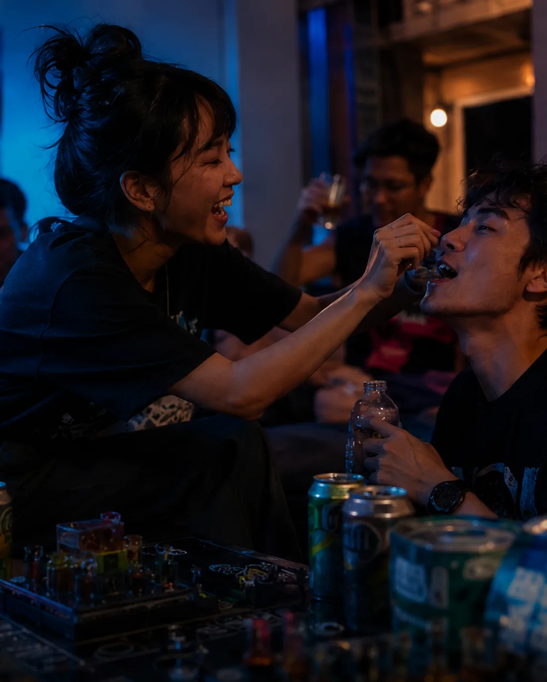 家聚：坐在地上邊喝邊玩